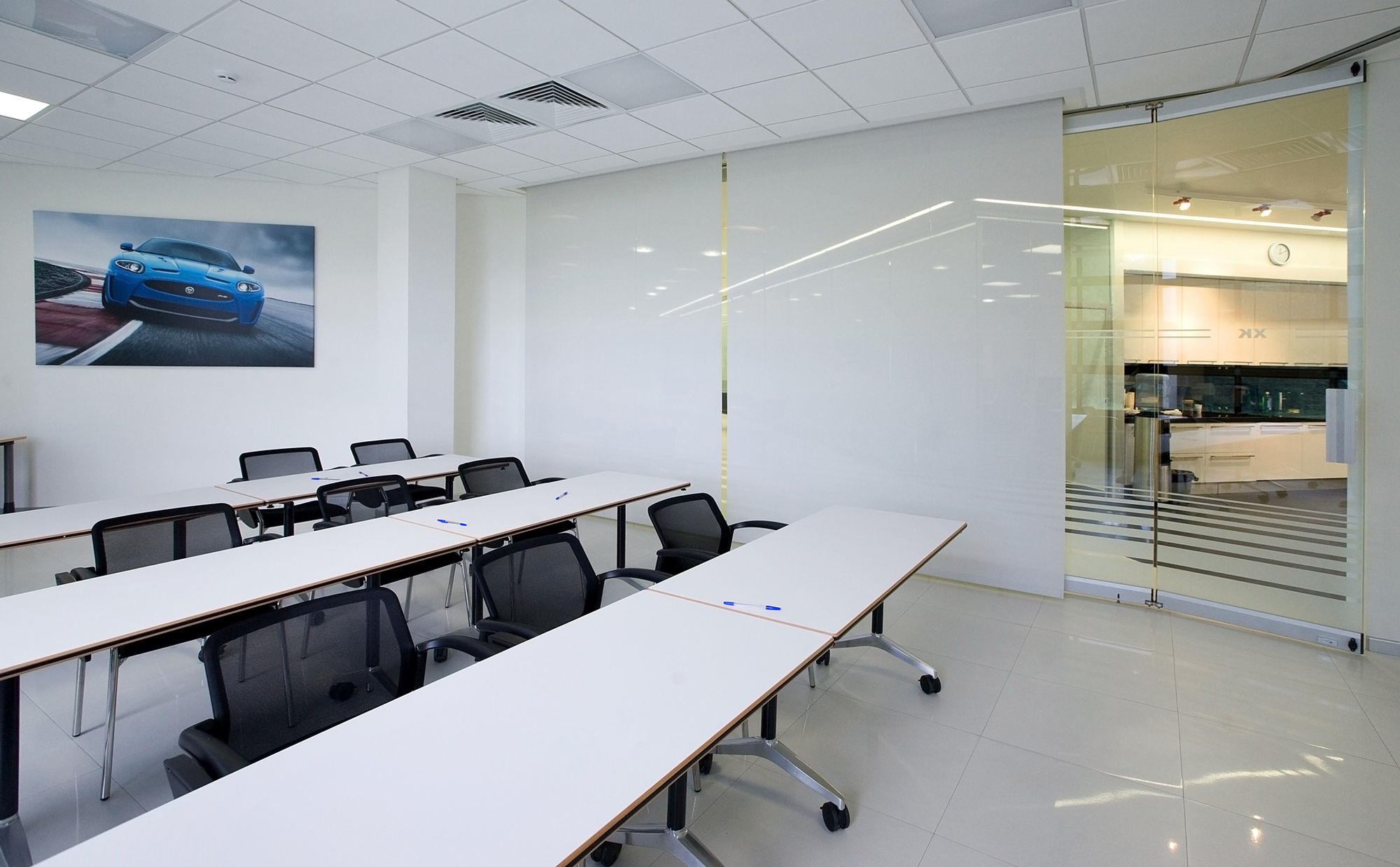 Фото Раздвижные цельностеклянные перегородки UALCOM Hufcor G3000