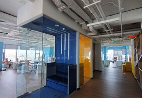 Стационарные перегородки в проекте Компания UALCOM выполнила проект по установке стеклянных перегородок в столичном БЦ Гулливер для ИТ компании «Битрикс 24».