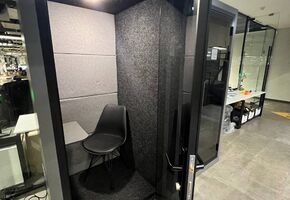 Акустические кабины в проекте Компания UALCOM установила несколько одноместных акустических кабин в офисе технологической компании.