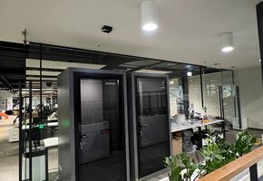 Акустические кабины в проекте Компания UALCOM установила несколько одноместных акустических кабин в офисе технологической компании.